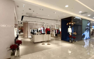 服飾道具-拉絲啞金和展柜道具交付后場(chǎng)景圖